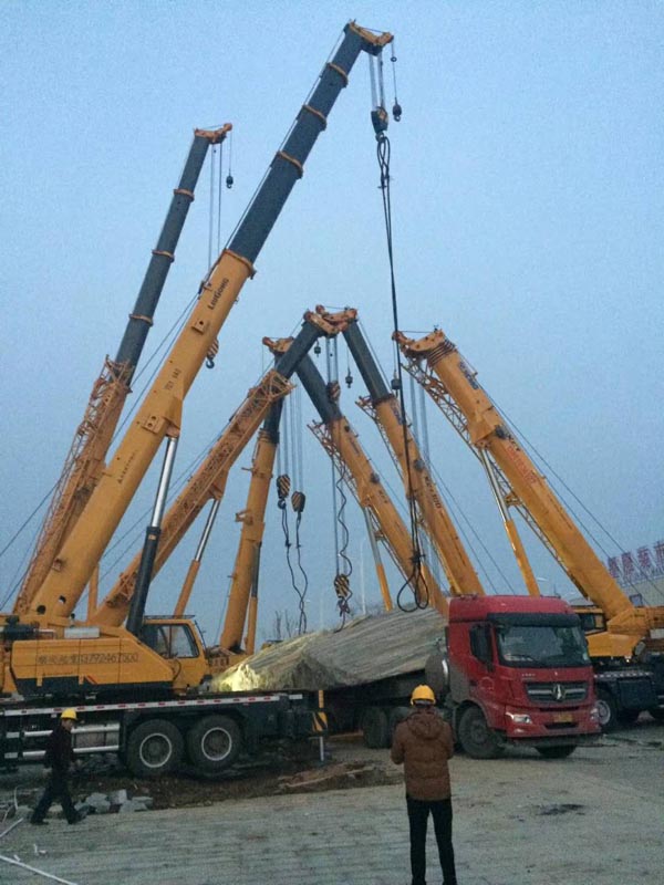 多臺(tái)吊車助力大型石材吊裝運(yùn)輸